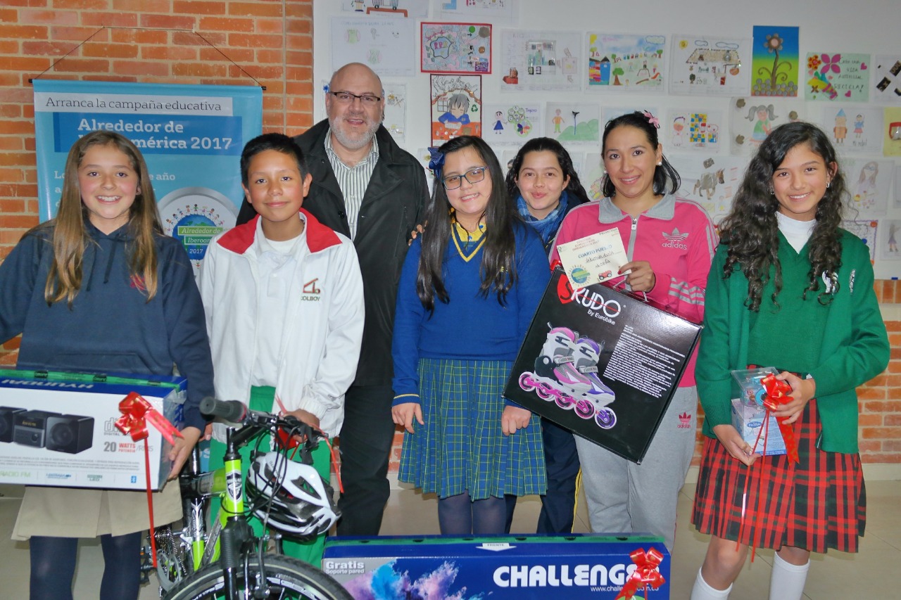 De izquierda a derecha: Isabela Urdinola, estudiante del colegio San Viator; Julián Santiago Suárez Páez, estudiante del Colegio de Boyacá; Manuel Vicente Barrera Medina, gerente de Proactiva Tunja; Alejandra Guío Pacheco, estudiante del colegio Coopteboy, en compañía de su docente, Laura Marcela Pachón Peña; la docente del colegio Nuestra Señora de Fátima Paola Alba, en representación de la alumna Valentina Ávila y Dana Mariana Sánchez, alumna del colegio Rosario de Tunja.