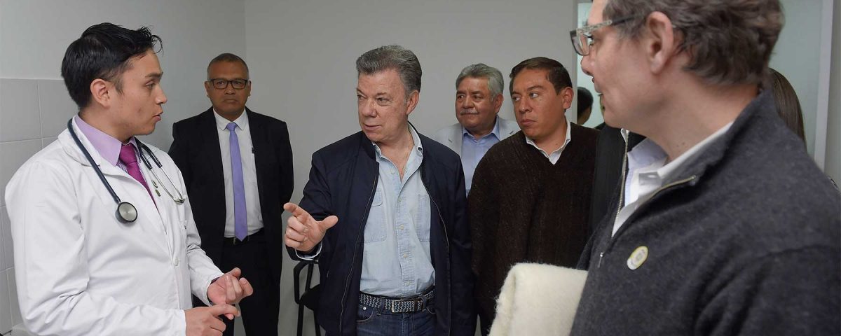 El Presidente y el Ministro de Salud, Alejandro Gaviria, escuchan las explicaciones de los directivos del Hospital Sagrado Corazón de Jesús de Socha (Boyacá), inaugurado este martes.