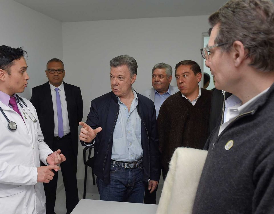El Presidente y el Ministro de Salud, Alejandro Gaviria, escuchan las explicaciones de los directivos del Hospital Sagrado Corazón de Jesús de Socha (Boyacá), inaugurado este martes.